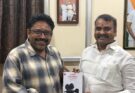 சீனு ராமசாமியின் ‘ஒளிரும் வகுப்பறைகள்’ நூலை பெற்றுக் கொண்ட மத்திய இணை அமைச்சர் எல். முருகன்!
